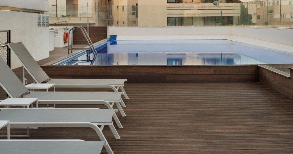 Pool & Tanning Area - Metropolitan Hotel Tel Aviv