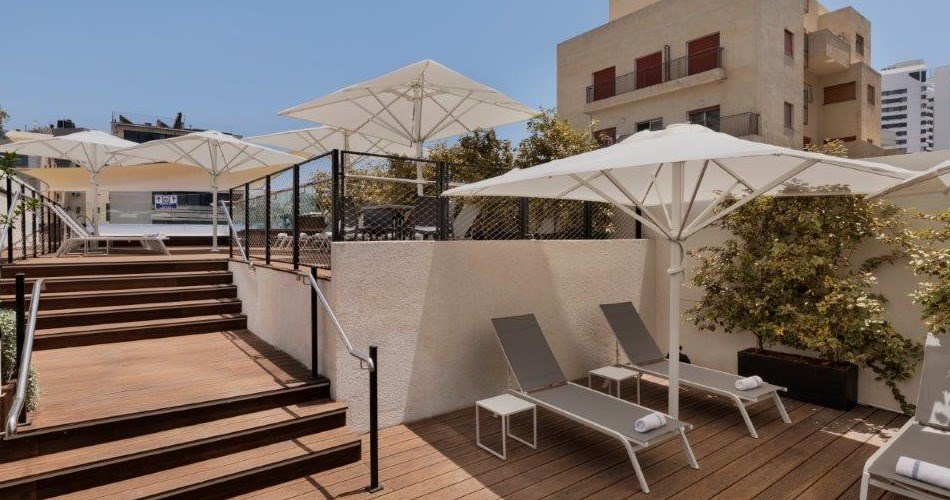 Metropolitan Pool & Fitness Room